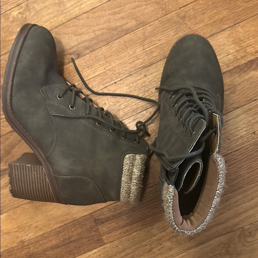 R2 Brown and Green Lace Up Boots with Chunky Sole